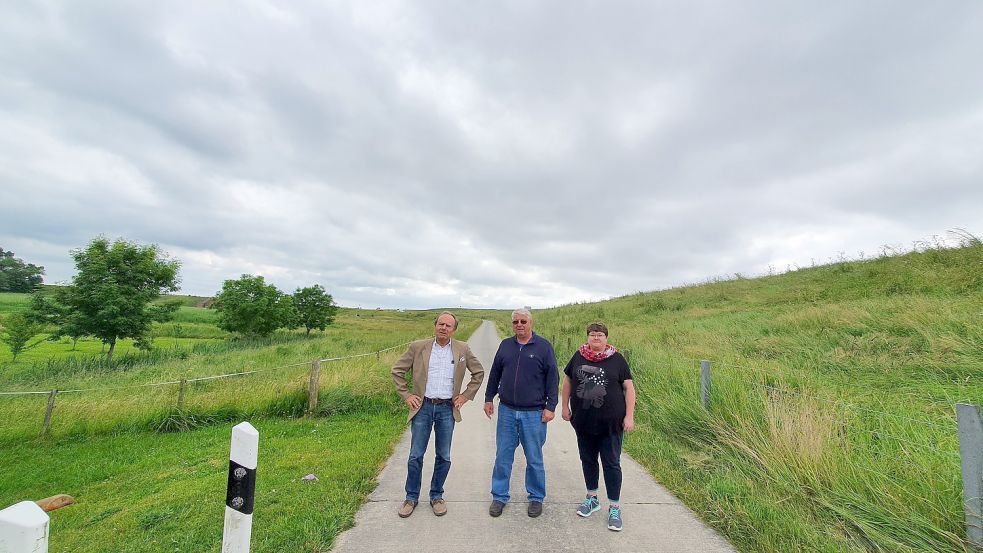 Sie sind nach wie vor mit der Situation unzufrieden: Der Pogumer Ortsvorsteher Gerd Bartinger, der auch für Dyksterhusen zuständig ist, sowie Betroffene Anwohner des Dollartwegs Detlev Hilger und Heidi Bruns. Foto: Gettkowski