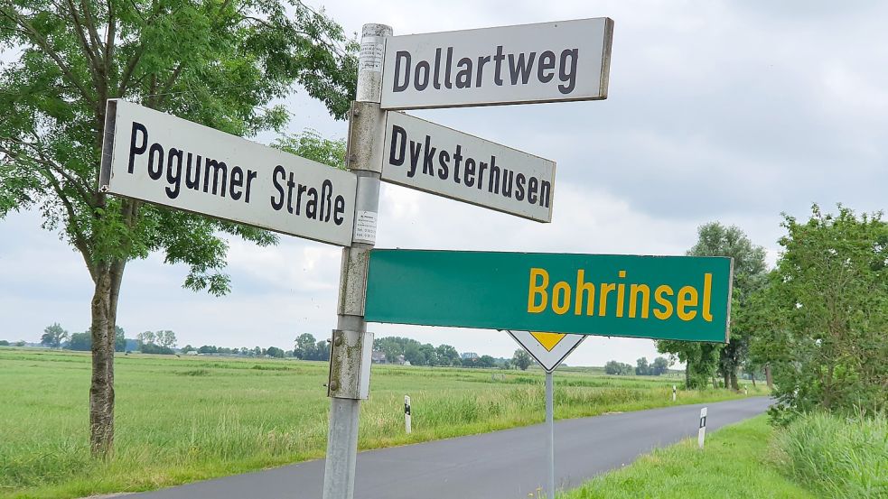 Besuchern weist ein Schild den Weg zur Bohrinsel über den Dollartweg. Die Anwohner sind davon nicht begeistert. Foto: Gettkowski