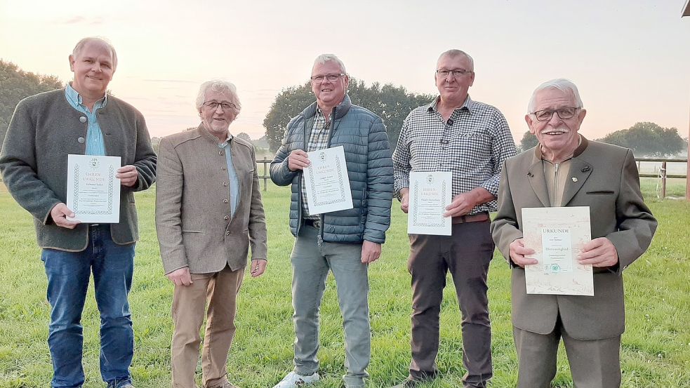 Die Geehrten: (von links) Edmund Eilers (40-jährige Mitgliedschaft), Hegeringleiter Heinz-Werner Hußmann, Ludger Sassen, Theodor Dannebaum (beide 25-jährige Mitgliedschaft in der Landesjägerschaft Niedersachsen) und Horst Kleinbauer (Ehrenmitglied der Landesjägerschaft). Foto: privat