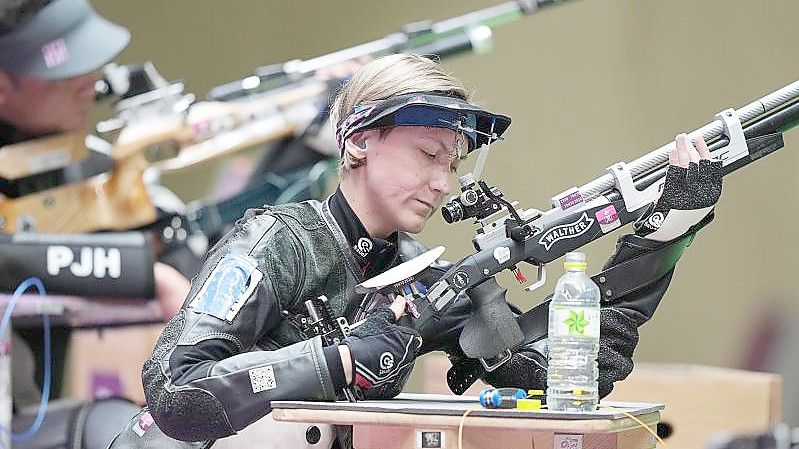 Trägt die deutsche Fahne bei der Paralympics-Schlussfeier in Tokio: Natascha Hiltrop. Foto: Xiong Qi/XinHua/dpa