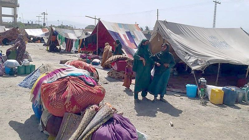 Afghanische Frauen stehen vor ihren Zelten in einer Grenzstadt in der südwestlichen pakistanischen Provinz Belutschistan. Foto: Jafar Khan/AP/dpa