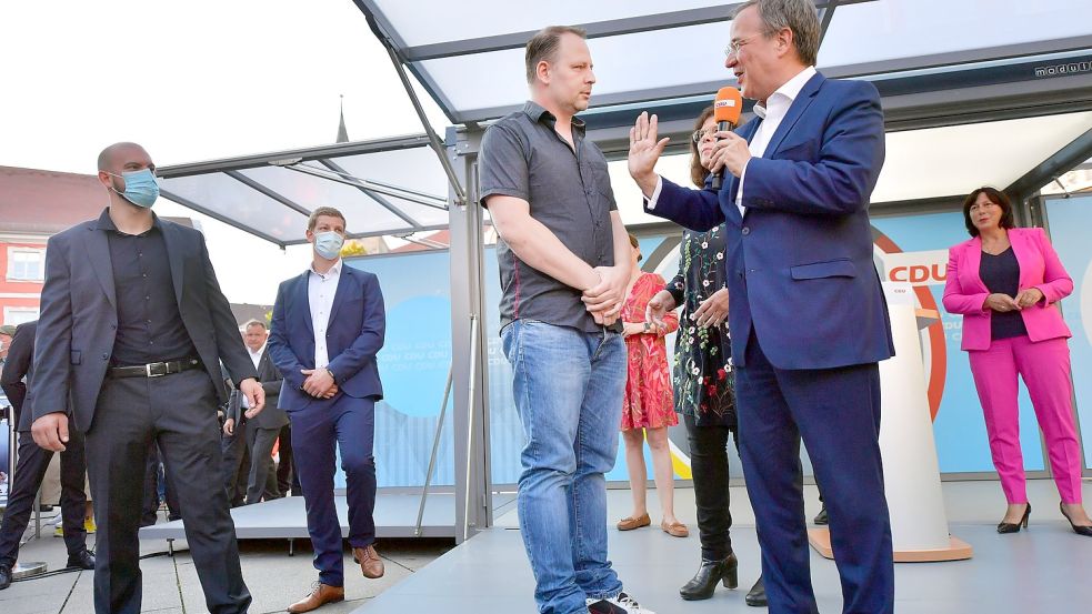 Kanzlerkandidat Armin Laschet kam während einer Wahlkampfveranstaltung der CDU Thüringen in Erfurt mit einem Mann ins Gespräch. Foto: dpa/Martin Schutt