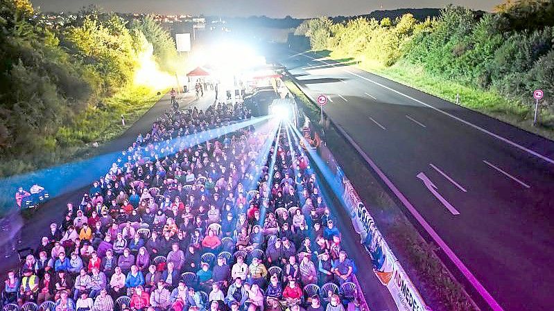 Auf der Autobahn A8 findet ein Open Air Kino statt. Gezeigt wird das Roadmovie „25 km/h“. Foto: Uli Deck/dpa