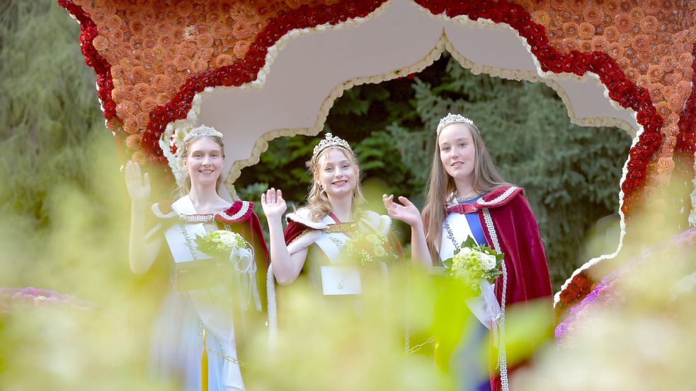 Das neue Königshaus von Wiesmoor: Es besteht aus Blütenkönigin Hydrangea I. alias Anna-Lea Oltmanns (Mitte) sowie den Prinzessinnen Alena Meyer (rechts) und Sarah Emkes. Foto: Ortgies