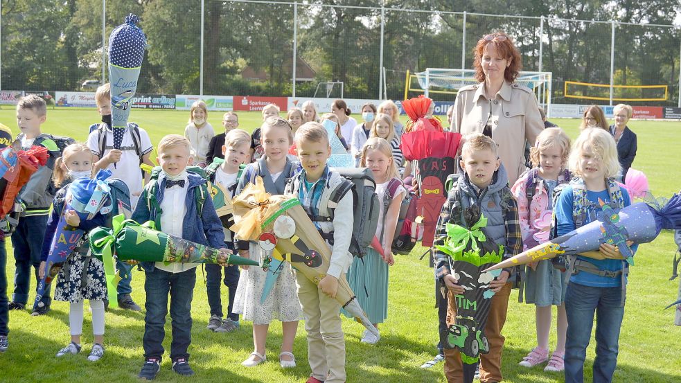 Stolz mit Schulranzen und Schultüte ausgestattet, freuten sich 43 Jungs und Mädchen auf ihren ersten Schultag an der Grundschule in Collinghorst. Das Bild zeigt die Schüler der Klasse 1 b mit ihrer Klassenlehrerin Manuela Wächter. Foto: Weers
