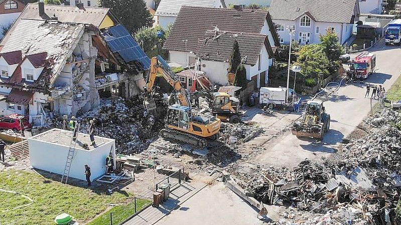 Zwei Bagger und ein Radlader bei den Bergungsarbeiten in Rohrbach. Foto: Vifogra/dpa