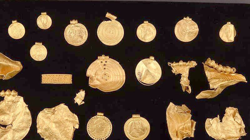 Schmuckstücke aus ganz alten Zeiten. Foto: Museumsverbund der Stadt Vejle/dpa