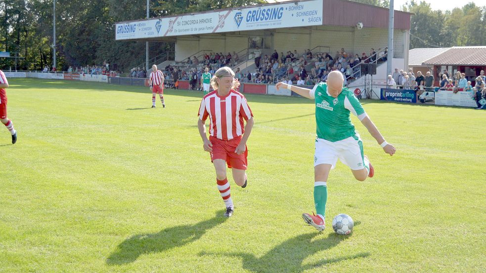 Ivan Klasnic (rechts) brachte Werder Bremen in der dritten Spielminute in Führung.