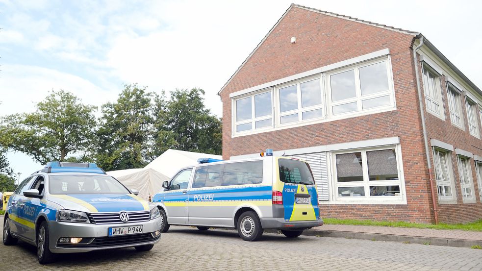Polizeiautos vor dem Impfzentrum Friesland. Foto: Hibbeler/dpa