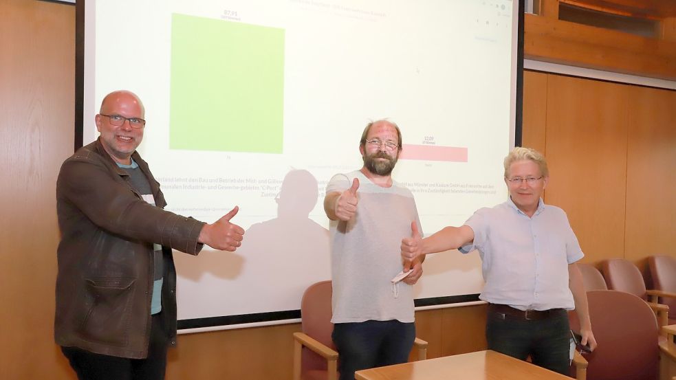 Den Daumen hoch im Rathaus zeigen die Initiatoren des Bürgerentscheids (von links): Thomas Bickschlag, Carsten Ambacher und Walter Hußmann. Foto: Passmann
