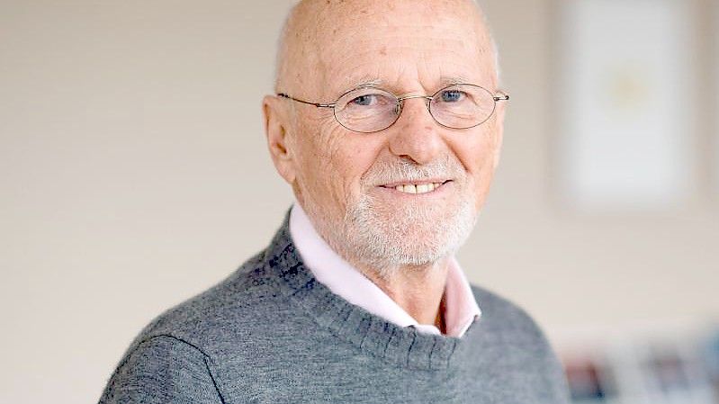 Dirk Roßmann, Gründer und Geschäftsführer der Drogeriemarktkette Rossmann, zieht sich aus dem Geschäft zurück. Foto: Julian Stratenschulte/dpa