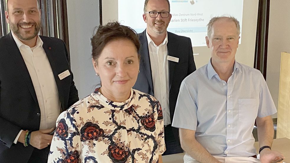 Stellten die neue App vor: Robert Pöllen und Michael Halfmann (hinten, von links) vom Pharmaunternehmen „Johnson & Johnson“ sowie Susanne Runden, Koordinatorin im Referenzzentrum, und Dr. Ralf Weise, Ärztlicher Direktor. Foto: Wimberg