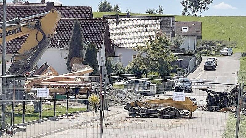 Zwischen der Explosion einer Doppelhaushälfte in Bayern am Donnerstag und einem Brand in einer leerstehenden Wohnung in Sachsen vermuten die Ermittler einen Zusammenhang. Foto: --/Vifogra/dpa