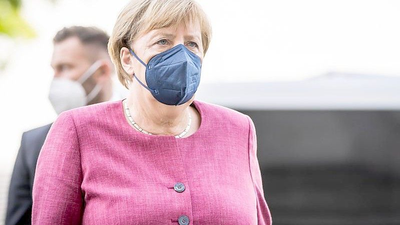 Bundeskanzlerin Angela Merkel kommt zur Unionsfraktionssitzung am Bundestag an. Foto: Michael Kappeler/dpa