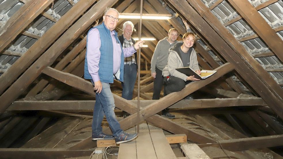 Schauten sich im Dachstuhl der St. Elisabeth-Kirche Elisabethfehn um (von links) Johannes Geesen, Johannes Bischoff, Kay Neuling und Sarah Mürmann. Foto: Passmann