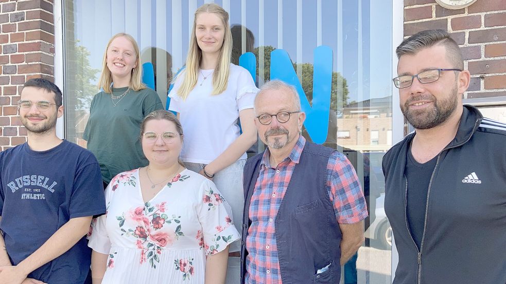 Ein Teil des Teams der Peer-Leader-International: (von links) Pietro Marongiu, Freiwilliger; Mareike Brunken, Freiwillige; Saskia Walker, 3. Beisitzerin; Katja Peper, Freiwilligen-Service Ostrhauderfehn und Schriftführerin; Harald Kleem, 1. Vorsitzender; Chuck Nießit, Kassenwart.Foto: Rübesam