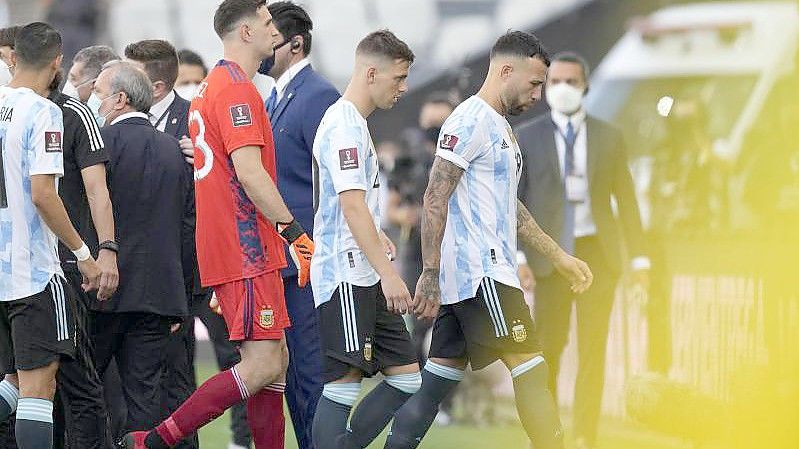 Argentiniens Nicolas Otamendi (l-r), Giovani Lo Celso und Emiliano Martinez verlassen das Spielfeld. Foto: Andre Penner/PA Wire/dpa