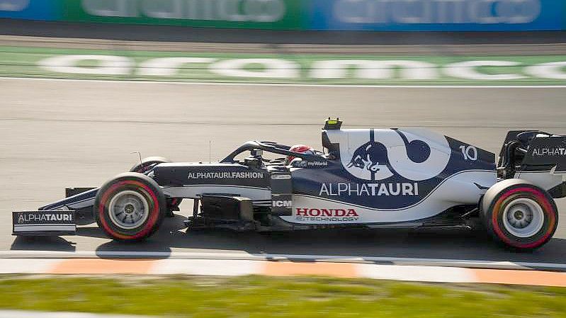 Der Franzose Pierre Gasly bleibt weiter im Cockpit von Alpha Tauri. Foto: Francisco Seco/AP/dpa