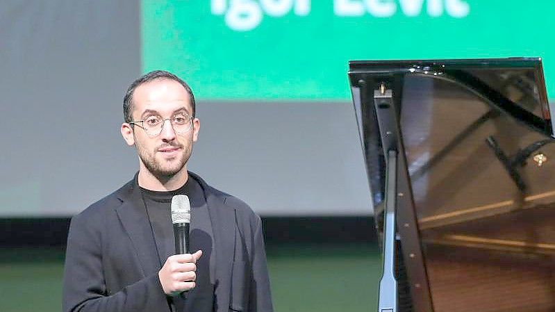 Der Pianist Igor Levit spricht auf der Bühne. Foto: Jan Woitas/zb/dpa