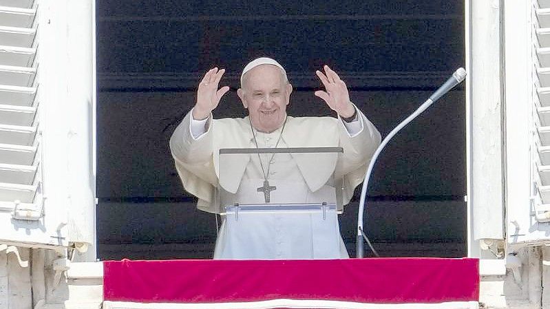 Papst Franziskus grüßt Menschen auf dem Petersplatz. Foto: Andrew Medichini/AP/dpa