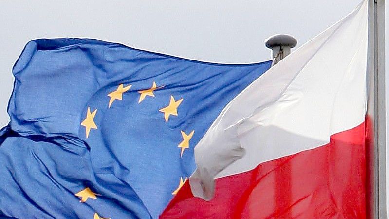 Die Fahnen der Europäischen Union (EU) und von Polen am deutsch-polnischen Grenzübergang. Foto: Patrick Pleul/dpa