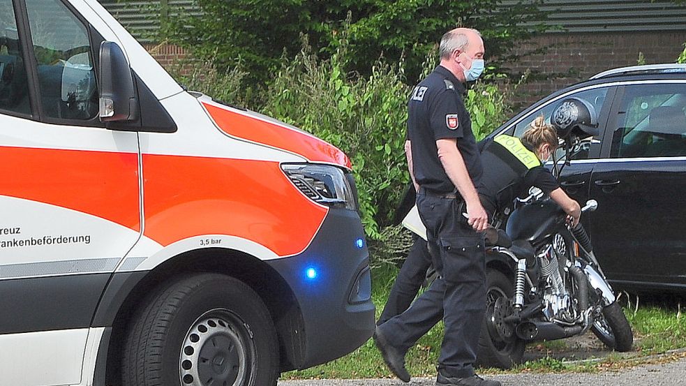 Der Motorradfahrer verletzte sich bei dem Zusammenstoß mit dem Auto. Foto: Wolters