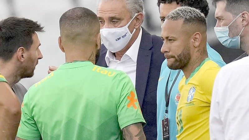 nach dem Corona-Eklat beim WM-Qualispiel zwischen Brasilien und Argentinien hat die FIFA ein Disziplinarverfahren gegen beide Nationalverbände eingeleitet. Foto: Andre Penner/AP/dpa