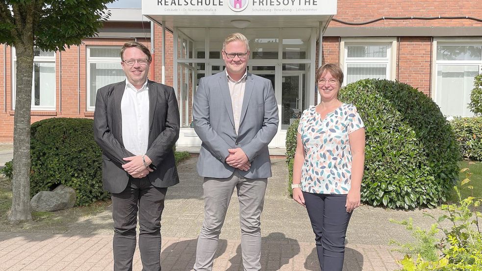 Neue Leitung: Tim Schülke (Mitte) ist seit Freitag neuer Chef der Realschule Friesoythe. Evelyne Reichert und Thorsten Weyl bleiben zunächst kommissarische Stellvertreter. Foto: Stix