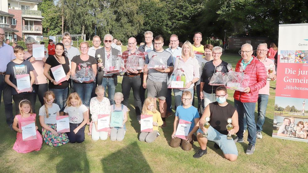Die erfolgreichen Radler des ersten Stadtradelns der Gemeinde Barßel nach der Siegerehrung im Park. Foto: Passmann