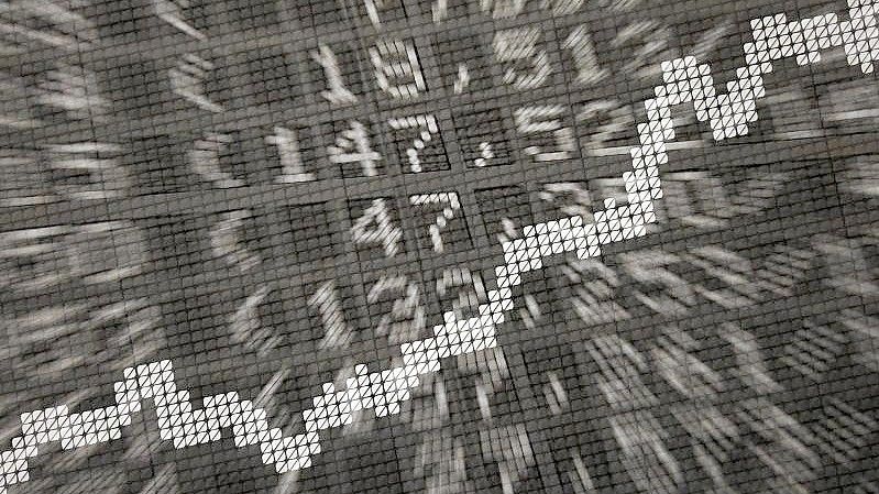 Die große Anzeige in der Frankfurter Börse zeigt die Dax-Kurve und verschiedene Börsenkurse. Foto: Daniel Reinhardt/dpa