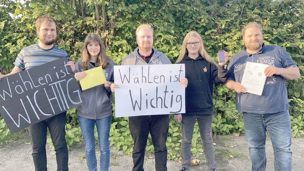 Sie weisen darauf hin, wie wichtig es für Jugendliche ist, wählen zu gehen (von links): Nico Bergmann, Jugendpfleger der Gemeinde Rhauderfehn; Larissa Bluhm, Vorsitzende des Gemeindejugendrings Rhauderfehn; Patrick Baumann und Janik Spieker, Mitglieder des Gemeindejugendrings; und Timo Zeleck, mobile Jugendarbeit Rhauderfehn. Foto: Rübesam