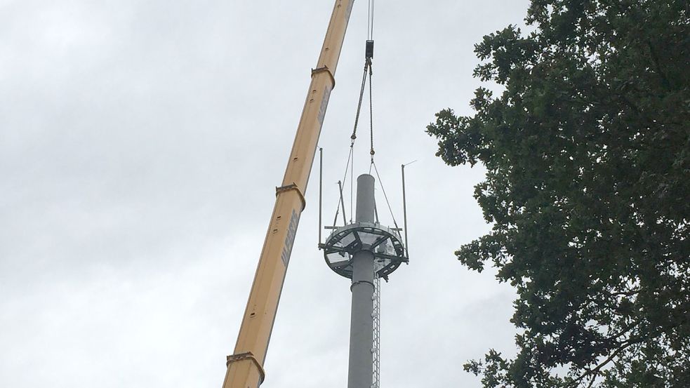 Die einzelnen Teile des Mobilfunkturms wurden mit einem Schwerlastkran in die Höhe gehievt. Foto: Schneider-Berents