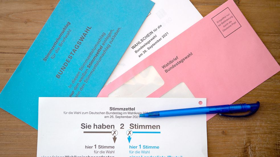 Briefwahlunterlagen für die Bundestagswahl 2021 mit Stimmzettel und Stimmzettelumschlag: In der Gemeinde Saterland wurden einige Unterlagen ohne den erforderlichen Stimmzettel versandt. Foto: DPA