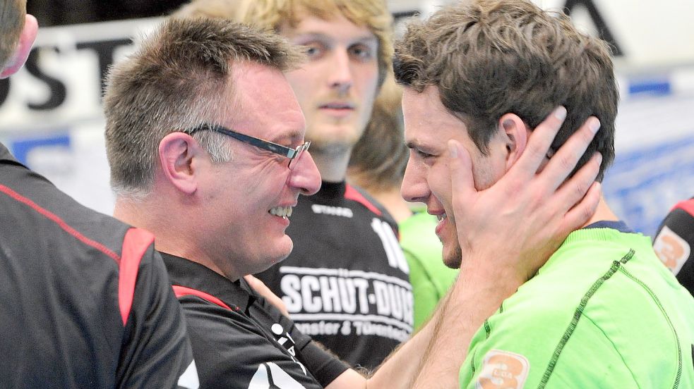 Bis 2014 spielte Patrick Anders (rechts) beim OHV Aurich. Damaliger wie heutiger Trainer ist dort Arek Blacha (links). Archivfoto: Ortgies