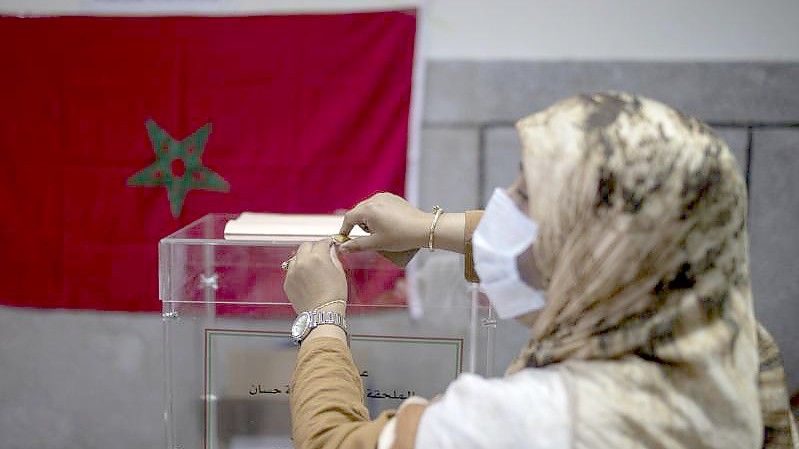 Wahlhelferin in einem Wahllokal in Rabat. Foto: Mosa'ab Elshamy/AP/dpa