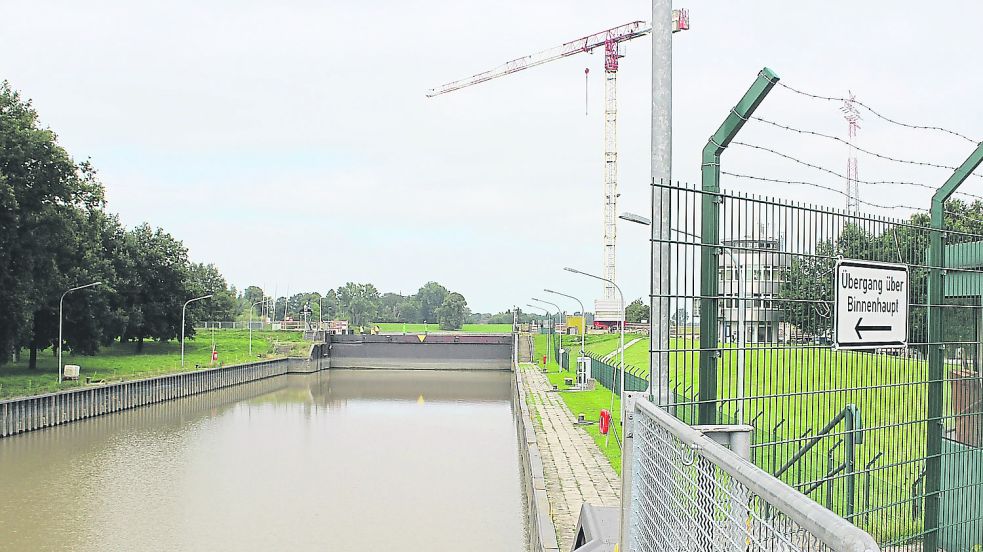 Über das Binnenhaupt können Fußgänger und Radfahrer derzeit die Schleuse passieren. Ein direkter Zugang zur Baustelle für den Neubau des Außenhauptes ist aktuell möglich. Foto: Belling