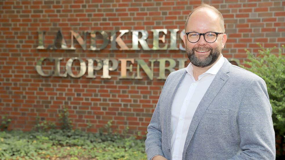 Der Friesoyther Johann Wimberg steht seit 2014 an der Spitze der Kreisverwaltung Cloppenburg. Nun tritt der 51-Jährige für eine zweite Amtszeit als Landrat an. Foto: Passmann