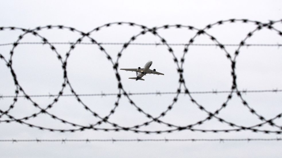 Die Zahl der Ausländer, die nach einer Ausweisung trotzdem in Deutschland bleiben, ist gestiegen Foto: Julian Stratenschulte/dpa