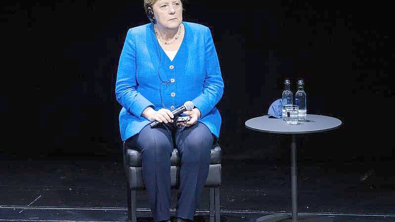 Angela Merkel bei einem Podiumsgespräch im Schauspielhaus Düsseldorf. Foto: Rolf Vennenbernd/dpa-Pool/dpa