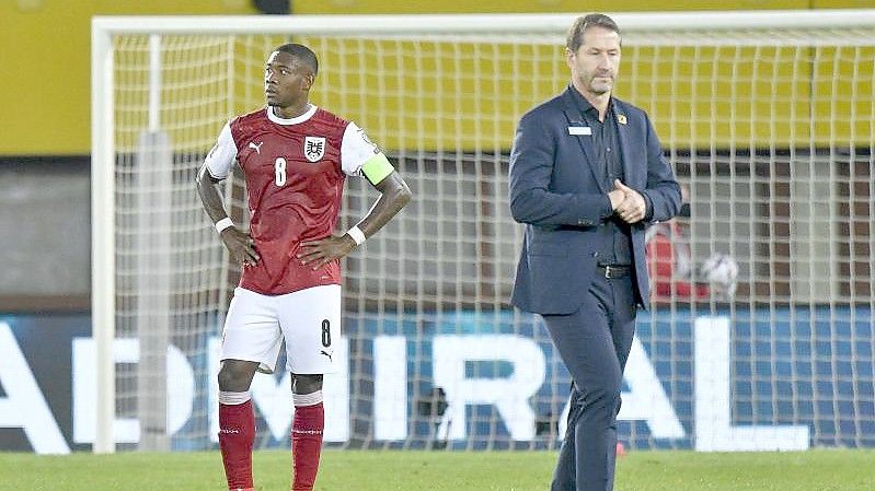 David Alaba (l) und Trainer Franco Foda stehen nach dem verlorenen Spiel gegen Schottland auf dem Platz. Foto: Herbert Neubauer/APA/dpa