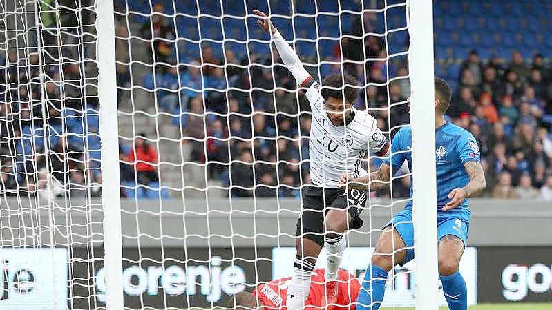 Serge Gnabry (M.) erzielte auf Island das 1:0. Foto: Christian Charisius/dpa