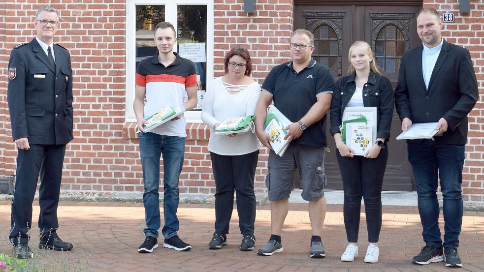 Der Leiter der Polizeiinspektion Cloppenburg/Vechta Jörn Kreikebaum (von links) zeichnete Daniel Schneider; Yvonne Schneider; Frank Schneider und Adriana Schneider aus Ramsloh sowie Marcel Plaggenborg aus Friesoythe aus. Es fehlt der Ramsloher Stefan Würz. Foto: Polizei