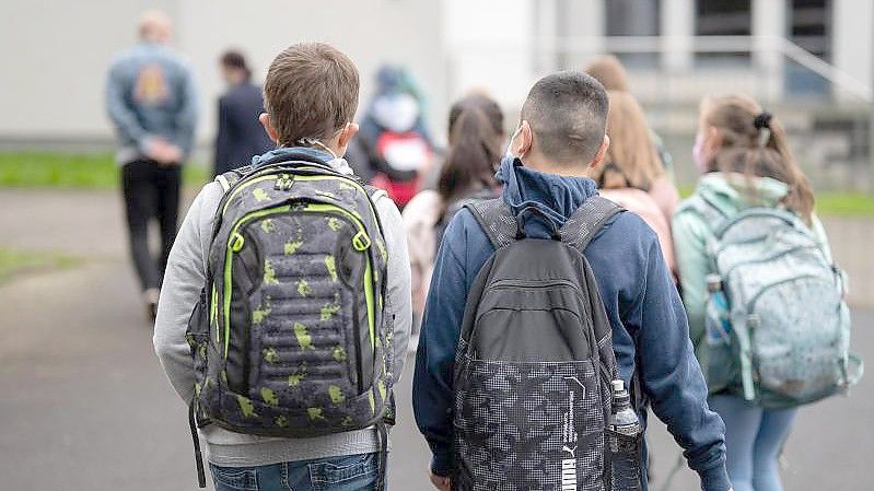 DGKJ-Präsident Dötsch: „Für die weitaus meisten Kinder sind die sekundären Krankheitsfolgen, nämlich die psychische Belastung durch Lockdown-Maßnahmen, ungleich belastender als die Erkrankung selbst.“. Foto: Sebastian Gollnow/dpa