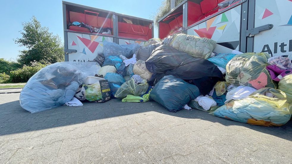 Am Donnerstag lagen deutlich mehr Säcke vor den Containern als am Sonntag. Fotos: Hellmers