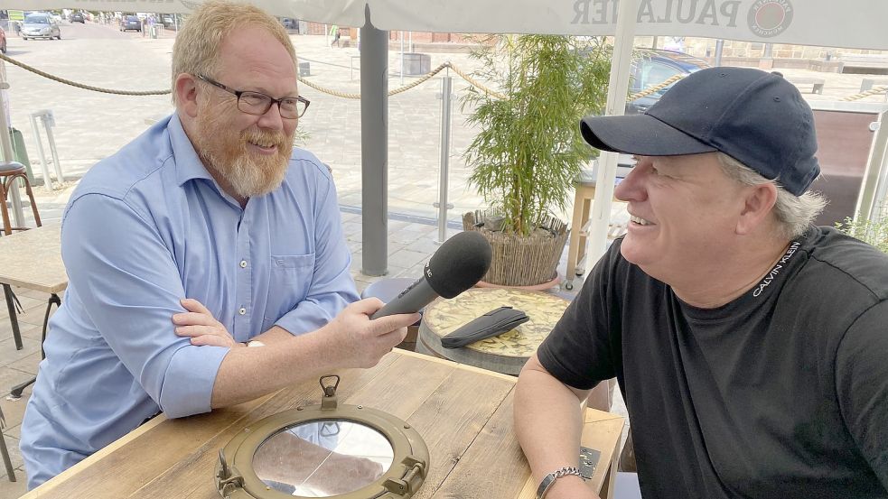 Im Gespräch für den Podcast: Journalist und Moderator Lars Cohrs (links) interviewt den Friesoyther Gastronomen Werner Bührmann. Foto: Wimberg