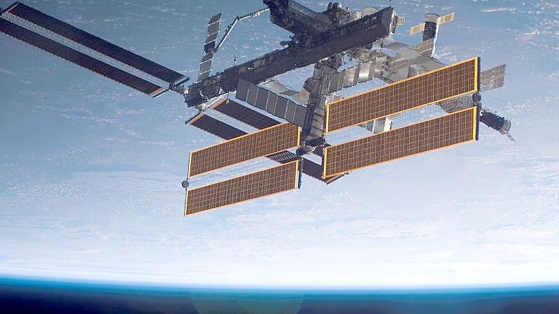 Die Internationale Raumstation ISS mit der Erde im Hintergrund. Foto: NASA/dpa