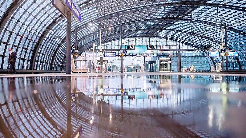 Ein Bahnsteig am Berliner Hauptbahnhof ist während des GDL-Streiks weitgehend leer. (Archivbild). Foto: Christoph Soeder/dpa