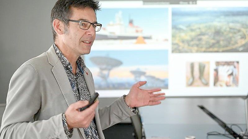 Martin Wikelski, Projektleiter von Icarus, spricht vor dem Start des Projektes im März 2020 in einem Konferenzraum. Foto: Felix Kästle/dpa