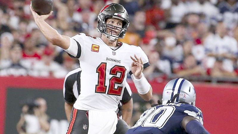 Die Bucs setzten sich mit einem Field Goal in letzter Sekunde gegen die Cowboys durch: Tom Brady (l) von Tampa Bay in Aktion. Foto: Dirk Shadd/TNS via ZUMA Press Wire/dpa