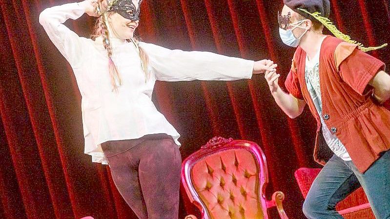 Die Schauspieler Katharina Wittenbrink (l) und Andreas Bongard bei der Generalprobe von „Nicht anfassen! - Liebe in Zeiten des Abstands“. Foto: Markus Scholz/dpa